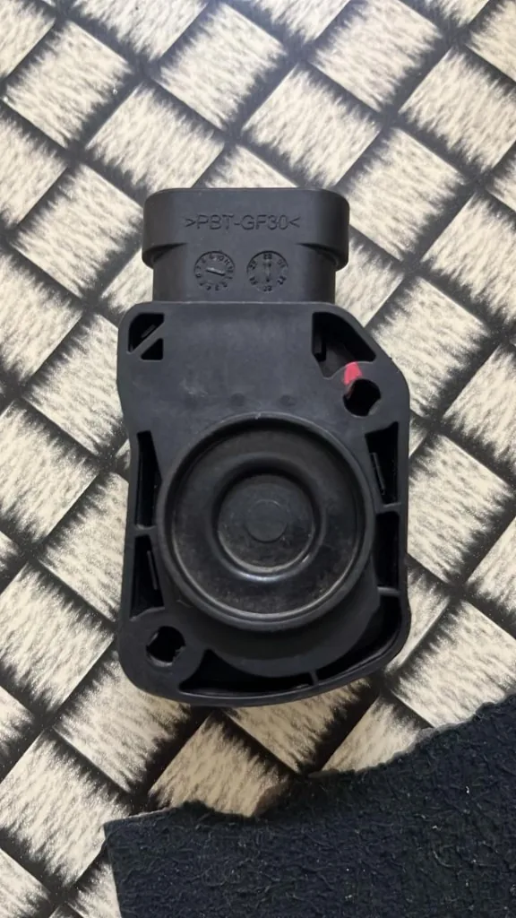 JCB 335/Y5904 PBT-GF30 connector housing top view