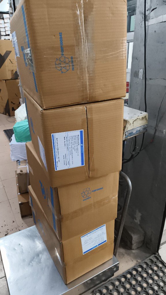 Donaldson X009724 KIT retail box stack on warehouse scale — Donaldson Filtration Solutions label Made in India — bulk export stock