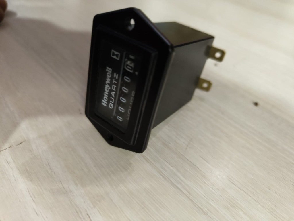 Honeywell 85100 quartz hour meter angle with terminals