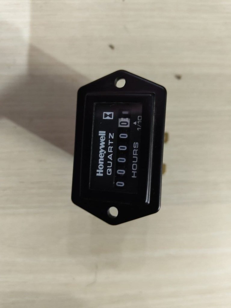 Honeywell 85100 quartz hour meter front QUARTZ HOURS 1/10