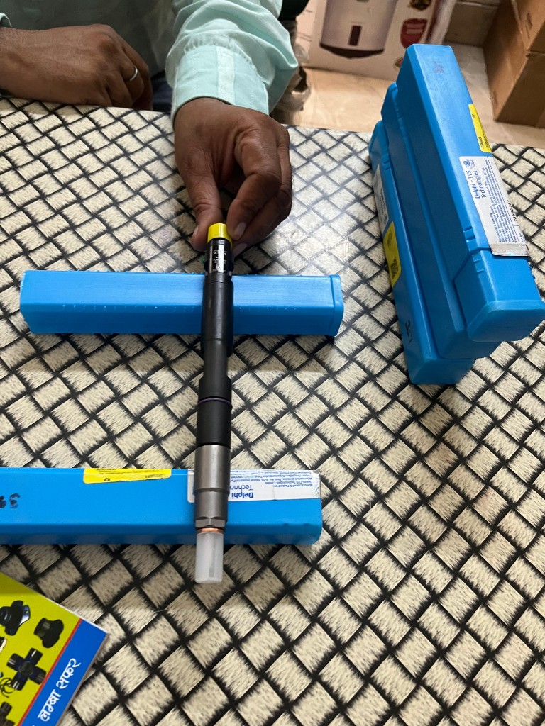 JCB cross-reference 320/A6655 common rail diesel fuel injector DFI2.5 full unit on Delphi-TVS packaging — warehouse photo Pioneer Mitra independent export supplier India