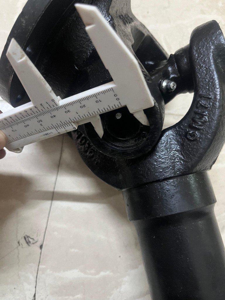 JCB 335/H1426 prop shaft U-joint yoke caliper measurement ~34.5 mm bore GWTI VQ30 markings — warehouse dimension verification Pioneer Mitra