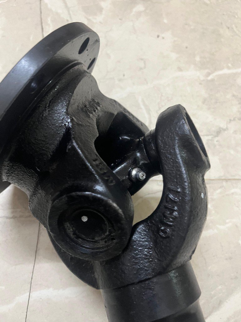 JCB 335/H1426 prop shaft U-joint grease nipple CW17L MDI yoke markings — warehouse photo independent export supplier