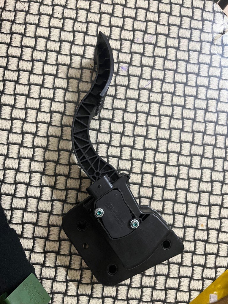 JCB 335/Y5904 complete electronic foot pedal top view Williams Controls embossed sensor plate — warehouse photo