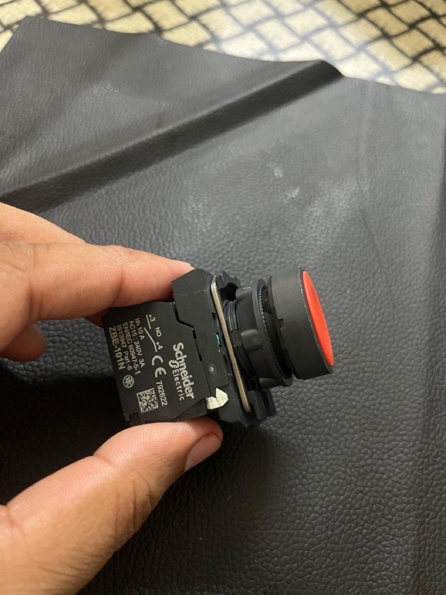 Schneider XB5AA42N red push button with ZBE-101N NO contact block side label Ith 10A AC15 240V 3A