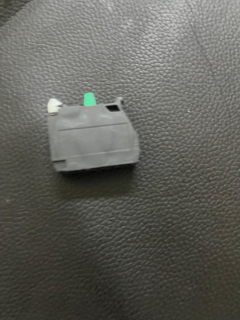 Schneider ZBE-101N NO contact block green plunger top view — Harmony XB5 series 22mm