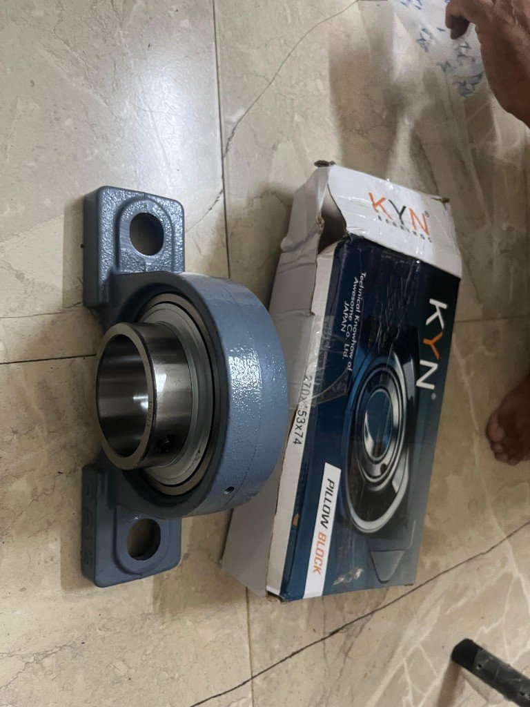 UCP213 pillow block bearing side profile set screw lock grease nipple KYN BEARINGS box — warehouse photo