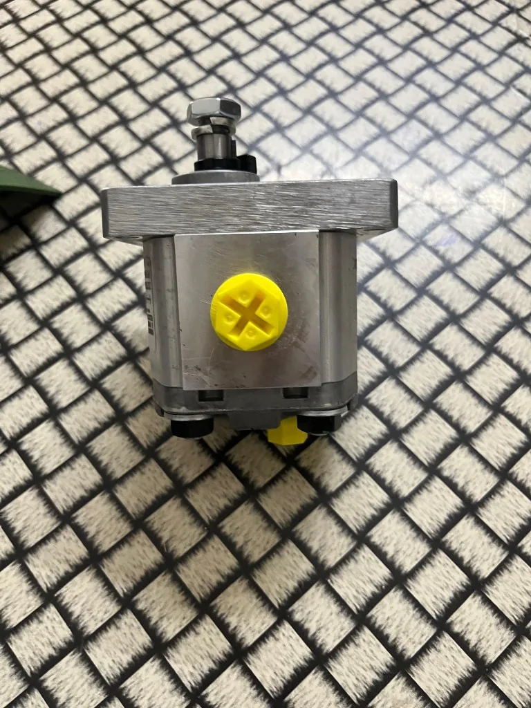 Bondioli HPLMA144BEEG3G3B00 gear pump shaft top angle — spline and drive end warehouse export photo Pioneer Mitra