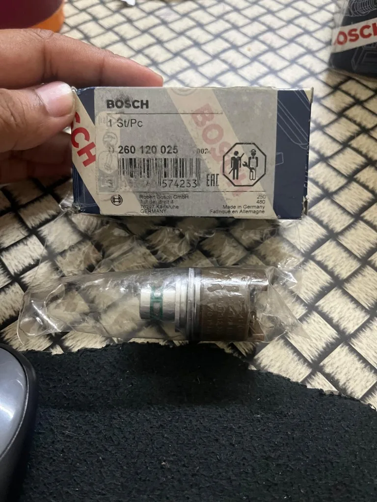 Bosch 0260120025 solenoid valve with original box — Made in Germany Robert Bosch GmbH Karlsruhe label warehouse photo