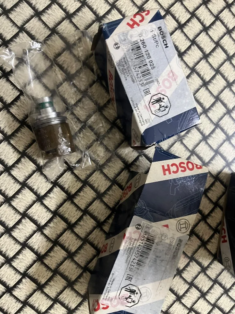 Bosch 0 260 120 025 solenoid valve export stock — two original boxes and valve layout warehouse photo