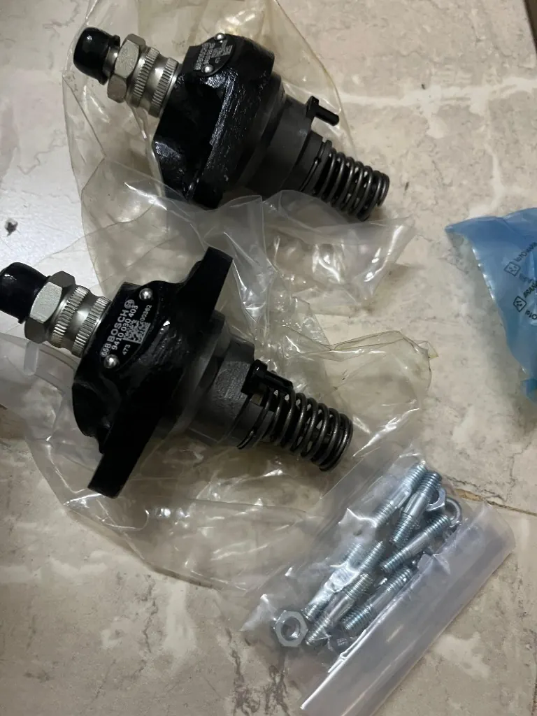 Two Bosch 9 410 030 403 injection pumps in bags