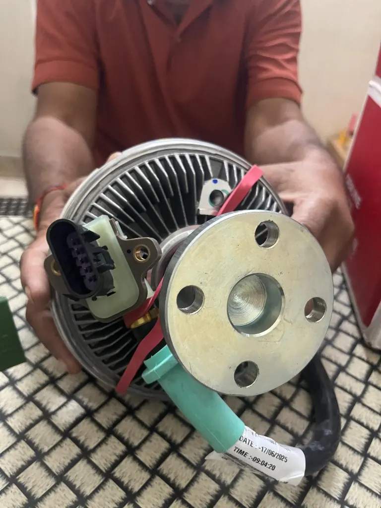 Cummins 5475924 fan clutch connector and hub flange