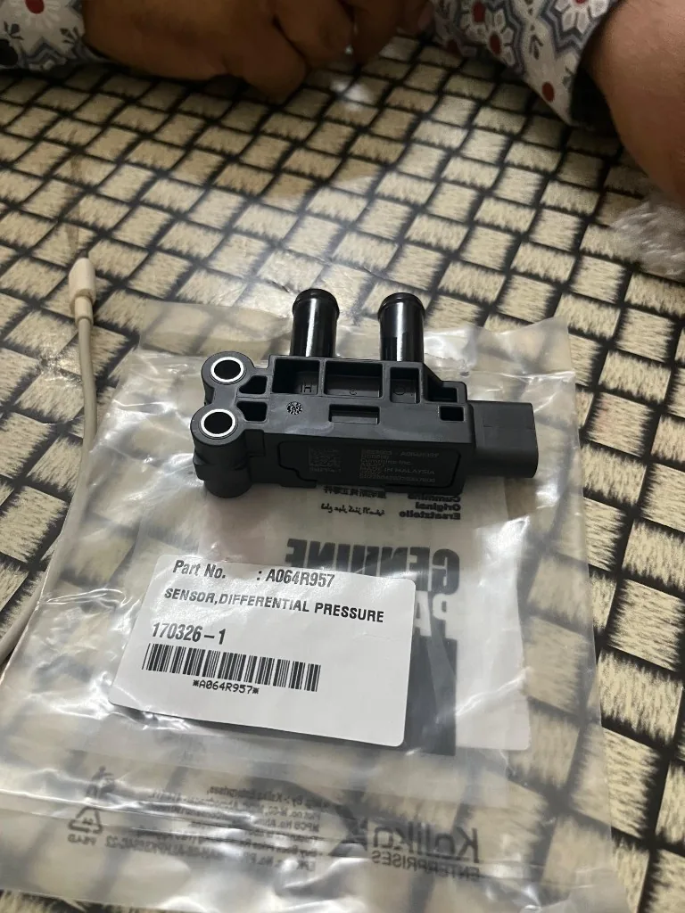 Cummins A064R957 differential pressure sensor two hose ports on bag