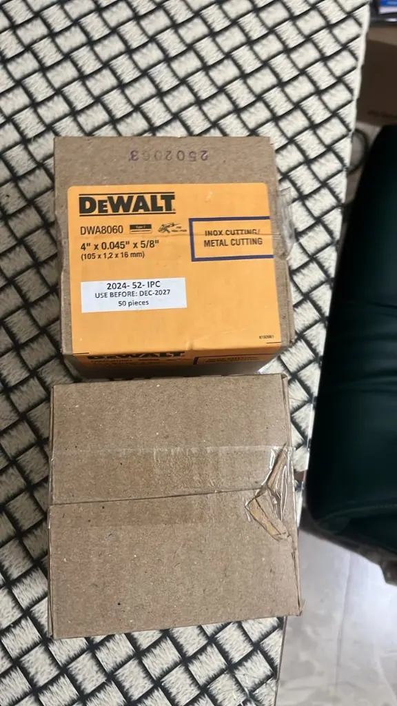 DEWALT DWA8060 50-piece carton and closed inner box