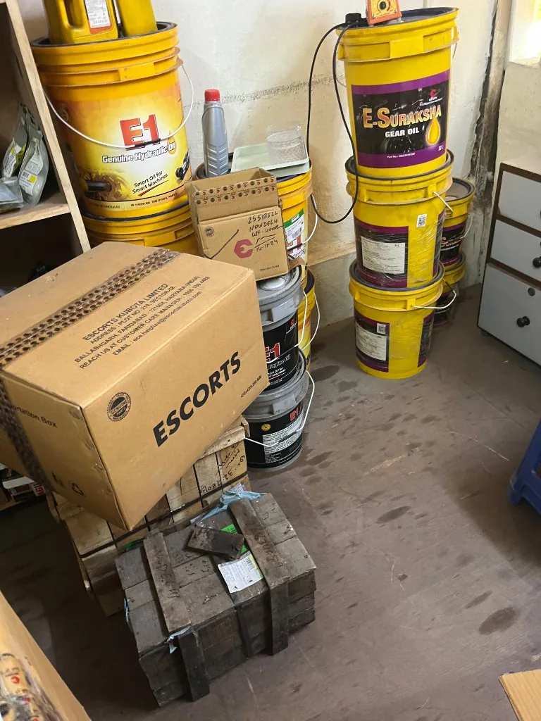 Escorts Kubota Limited carton with E1 hydraulic oil and engine oil buckets — warehouse export stock
