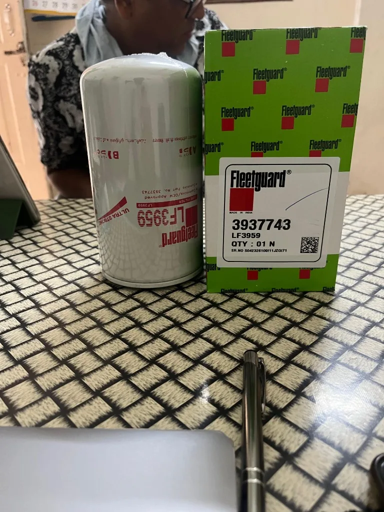 Fleetguard LF3959 spin-on lube filter top view — threaded base 1-16 UN-2B and gasket face warehouse photo