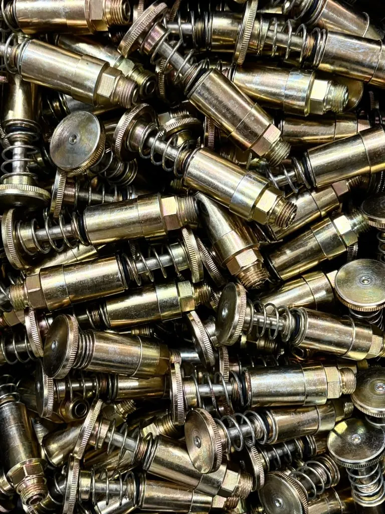 Warehouse batch of spring-type diesel primer bodies zinc finish