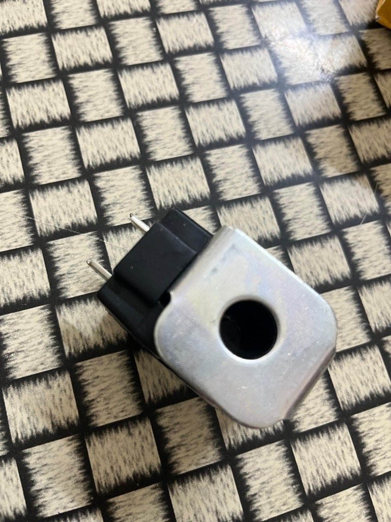 Parker hydraulic valve coil two pin industrial plug bore view