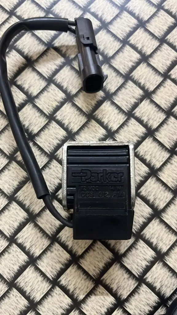 Parker CCS012PM coil with flying lead and two-cavity male plug