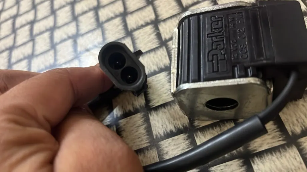 Parker CCS012PM two-cavity male plug face next to coil bore