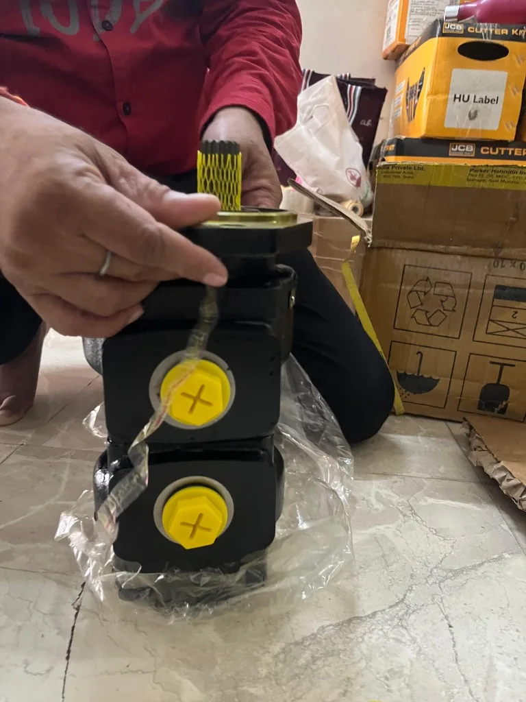 Parker 1002292907 twin gear hydraulic pump — PT No on nameplate JCB 3DX main pump warehouse export stock India
