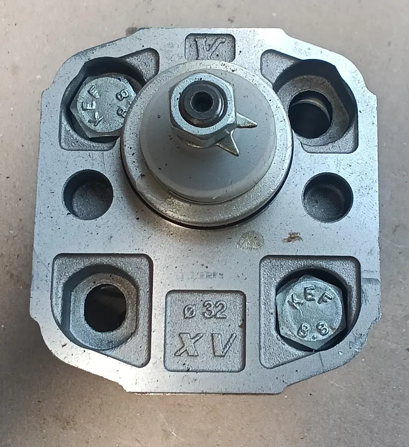 Vivoil Group 1 pump Ø32 XV flange mounting face
