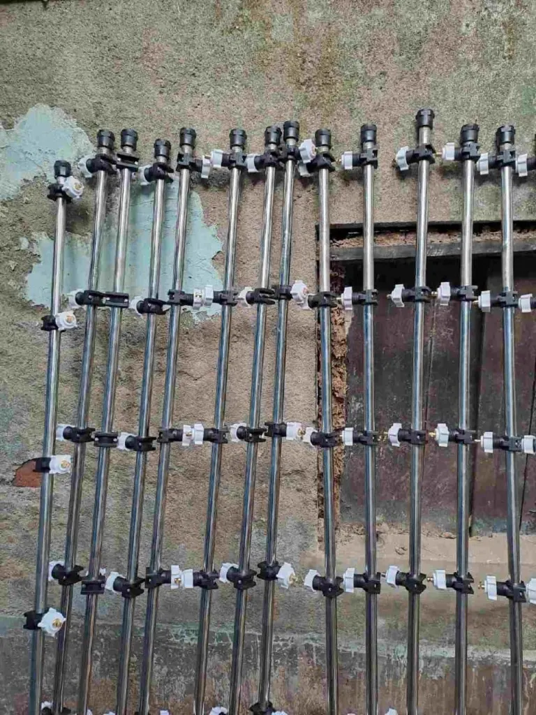 Road roller spray boom pipes with clamp-on nozzle bodies